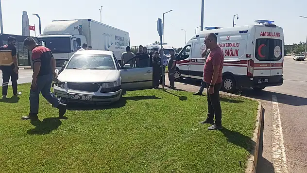Seydişehir'de kavşakta feci kaza: Otomobil ile kamyon çarpıştı, 3 kişi yaralandı