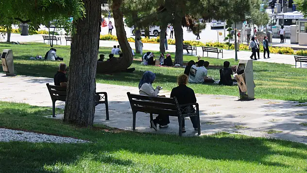 Sıcak havalarda kendini dışarı atan Konyalılara uyarı: Yeşil alanlarda artış gösterdi