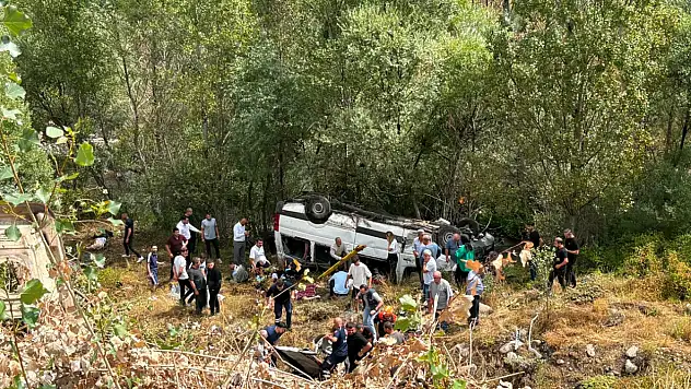 Sivas'ta yolcu minibüsü şarampole devrildi: 4 ölü, 10 yaralı