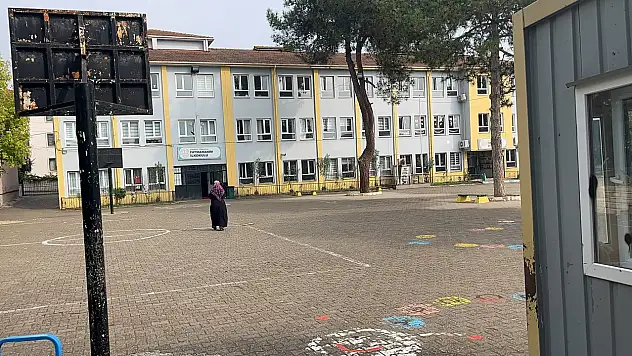 Skandal olay: Okulu basan veliler hizmetliye saldırdı, kadın öğretmen panikten bayıldı