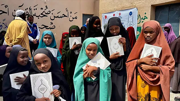 Somali'de 'Hediyem Kur'an Olsun' sevinci: 2 bin öğrenciye Kur'an-ı Kerim ulaştırıldı