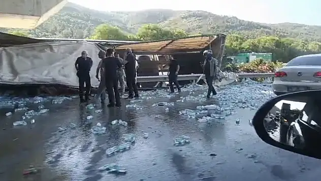 Su yüklü tır tren köprüsüne çarptı: 1 ölü