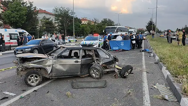 Takla atan araca çarpmamak için direğe vurdu: 17 yaşındaki genç öldü