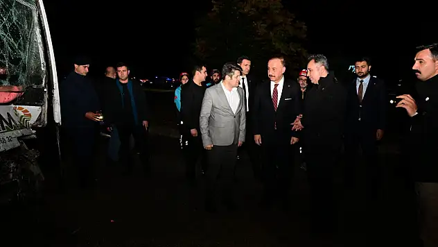 Tarım işçilerini taşıyan midibüs ile tır çarpıştı: 17 yaralı