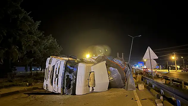 Tır devrildi... Konya-Isparta yolu trafiğe kapandı!
