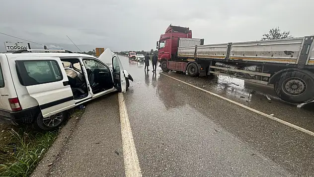 Tır ile kamyonetin feci kazası! 1 ölü, 1 yaralı