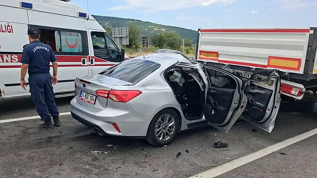 Tıra çarpan otomobildeki şahıs hayatını kaybetti, 8 yaralı var
