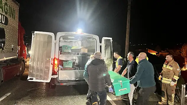 Tırlar hafif ticari aracı biçti, 2 ölü, 4 yaralı