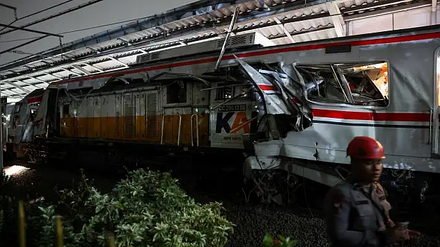 Trenler çarpıştı: 4 ölü, 38 yaralı! İstasyonda can pazarı