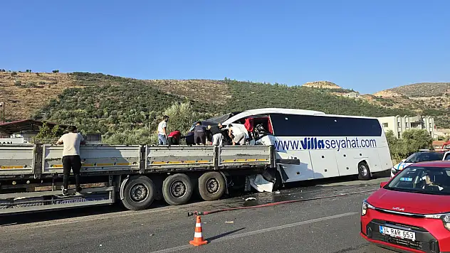 Tur otobüsü TIR'a arkadan çarptı: 2 ölü, 8 yaralı