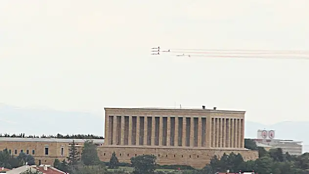 Türk Yıldızları'ndan prova uçuşu