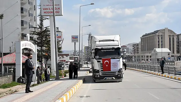 Türkiye'den İran'a şifa köprüsü: Van'dan 6 tır yardım yola çıktı