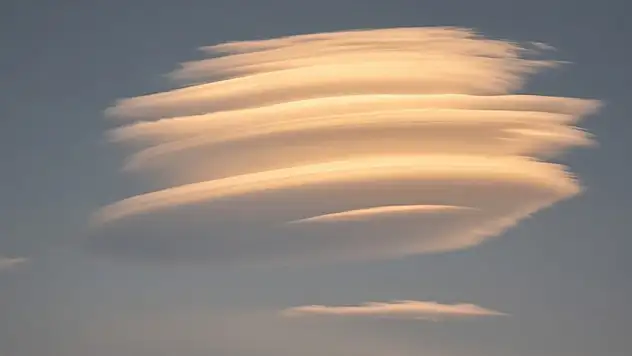 UFO'yu andıran bulut gökyüzünde belirdi!