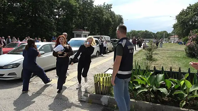 YKS'de son dakika yarışı... Kimi saniyelerle yetişti, kimi kapıda kaldı: Şaka mı bu?