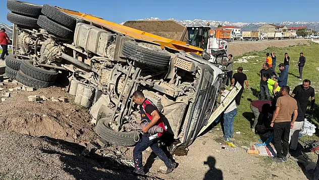 Yolcu minibüsü ile yük kamyonu çarpıştı: 2 ölü, 3 yaralı