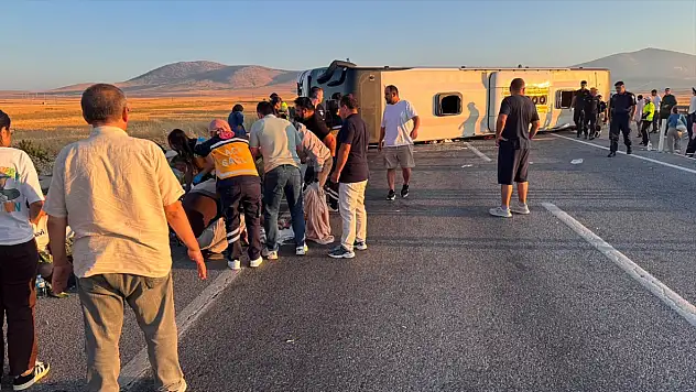 Yolcu otobüsü devrildi: İlk belirlemelere göre 31 yaralı var