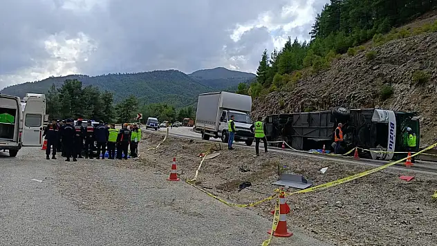 Yolcu otobüsü devrildi, yedek şoför hayatını kaybetti!
