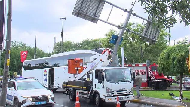 Yolcu otobüsü otomobile ve levhaya çarptı: 30 kişi hastaneye kaldırıldı