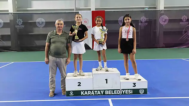 Zafer Bayramı coşkusu kortlara taşındı: Karatay'da tenis şampiyonları belli oldu