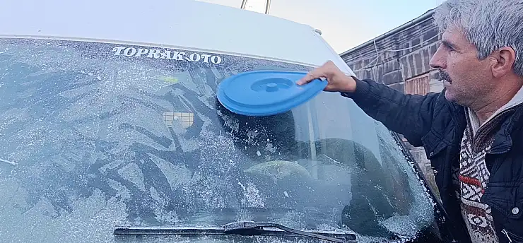 O il eksi 6'yı gördü, araçların camları buz tuttu