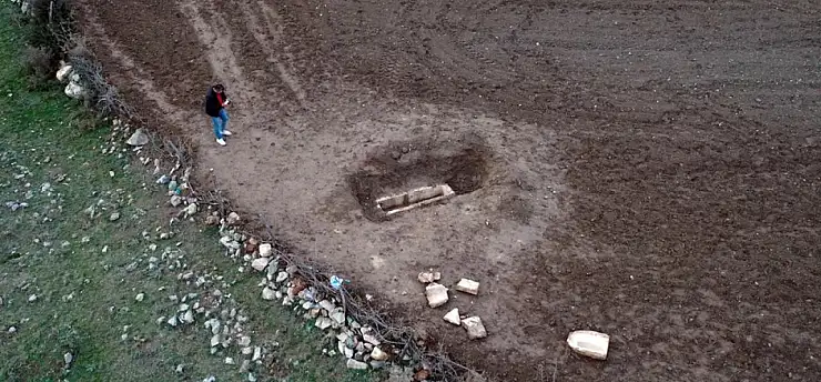 Tarlasını süren çiftçi lahit buldu