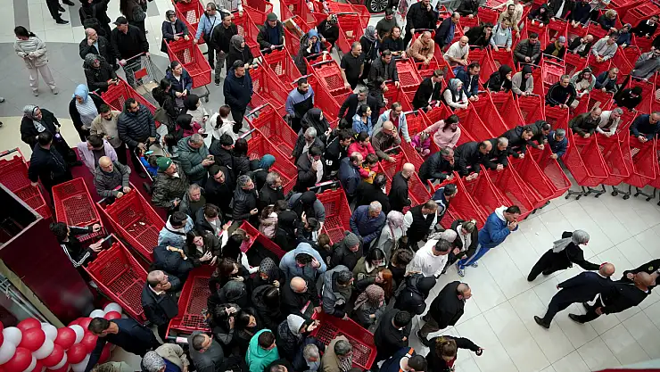 Açılışta indirim izdihamı