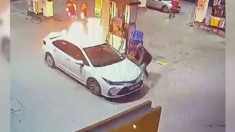 Akaryakıt alırken alev aldı