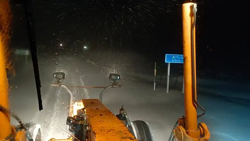 Muş'ta yoğun kar yağışı: Hasköy-Mutki yolu ulaşıma kapandı