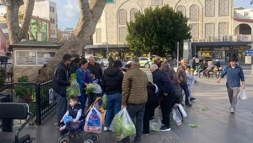 Tepki olarak 200 marulu ücretsiz dağıttı