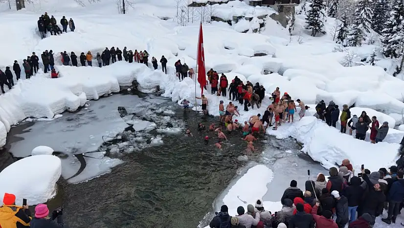 Buz tutan gölde yüzme şenliği