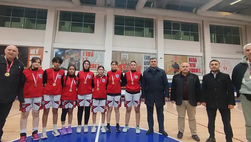 Meram Ticaret MTAL kız basketbol takımı yarı finalde