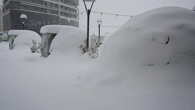 35 köy yolu kapandı, uçuşlar iptal edildi