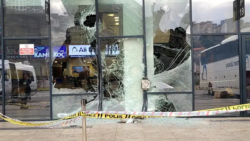 Yolcu otobüsü, yolcuya çarpıp terminal binasına daldı