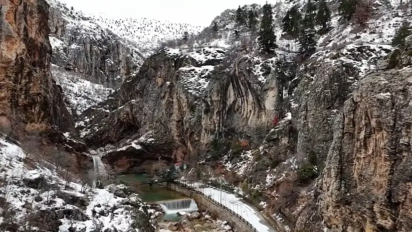 Konya'nın saklı cenneti beyaz gelinliğini giydi: Çetmi Şelalesi kışın bir başka güzel