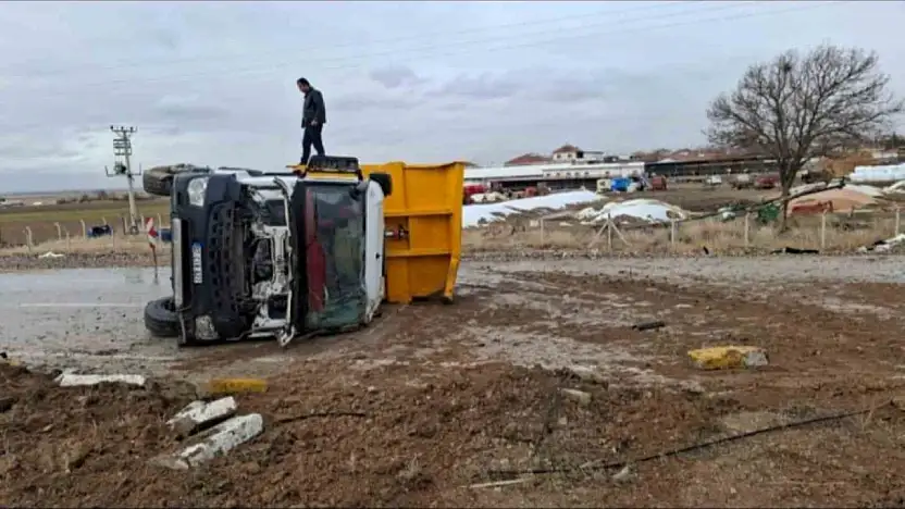 Konya'da kamyon facianın eşiğinden döndü: 2 yaralı var