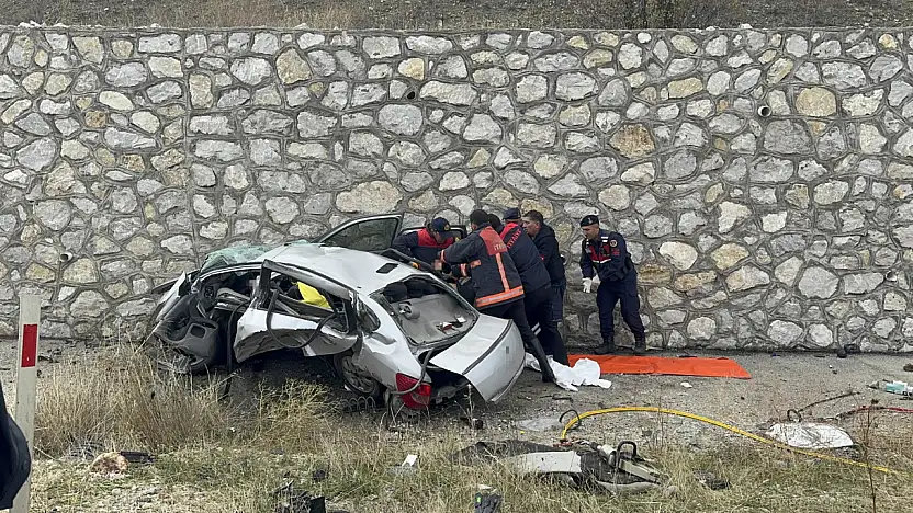 Karşı şeride geçen otomobil ciple çarpıştı, 4 ölü, 2 yaralı!