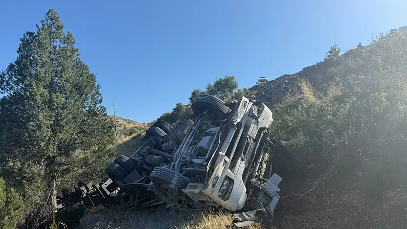 Konya-Antalya karayolunda tır şarampole devrildi: 2 yaralı!