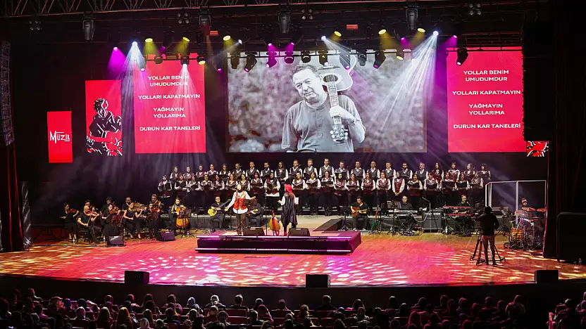 Konya'da Kayahan rüzgarı esti: Sanat Akademisi'nden duygu dolu konser