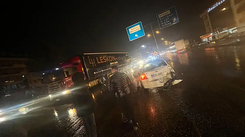 Konya'da tır otomobile çarptı: Işıklı kavşakta can pazarı