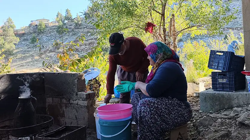 Konya'da Yörüklerin zahmetli mesaisi! Saatlerce uğraşıp hazırlanıyor