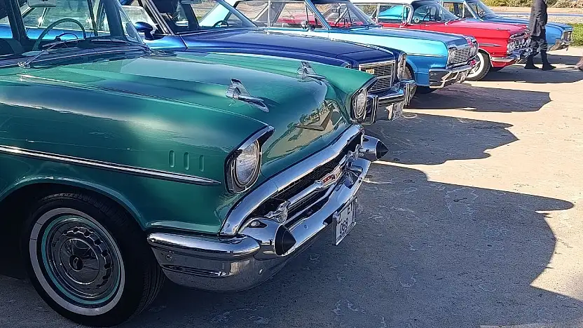 Konya'dan Beyşehir'e nostaljik çıkarma: Klasik otomobiller göl kenarında sergilendi