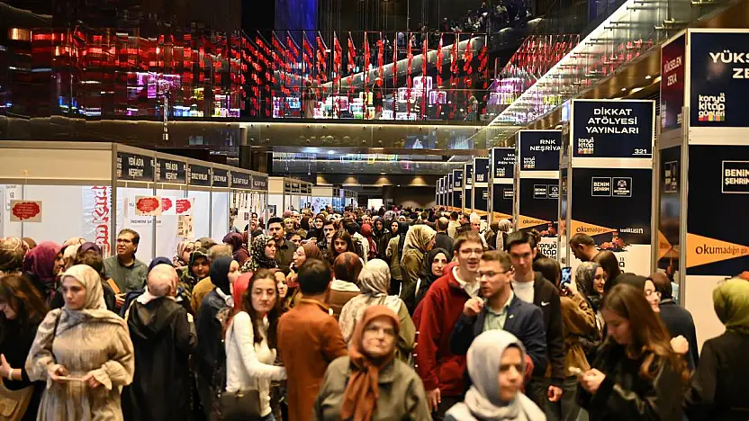 Konya Kitap Günleri'nde hafta sonu coşkusu: SKM'de yazar ve kitap akını yaşanıyor