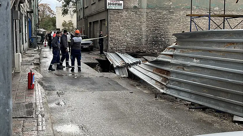 Konya merkezde zemin çöktü! Doğalgaz ve su boruları patladı