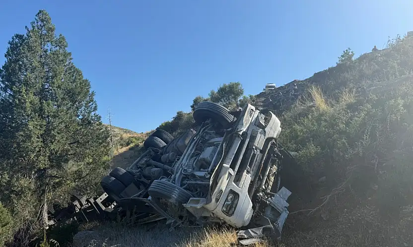 Konya-Antalya karayolunda tır şarampole devrildi: 2 yaralı!
