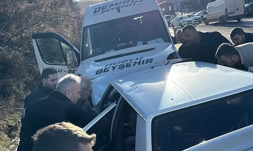 Konya'da otomobil ile yolcu minibüsü çarpıştı: 1 ölü, 1 yaralı