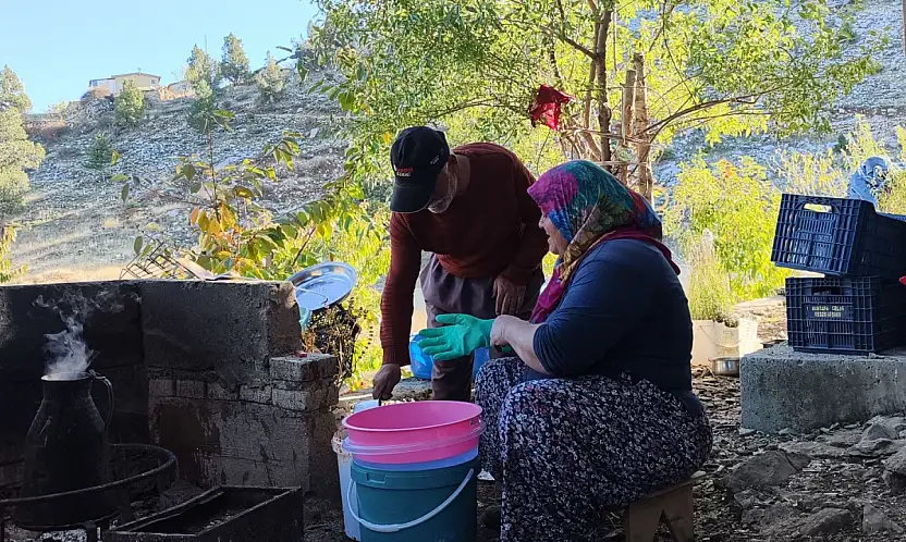 Konya'da Yörüklerin zahmetli mesaisi! Saatlerce uğraşıp hazırlanıyor