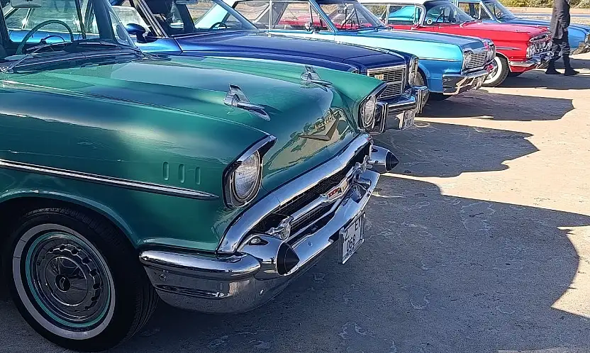 Konya'dan Beyşehir'e nostaljik çıkarma: Klasik otomobiller göl kenarında sergilendi