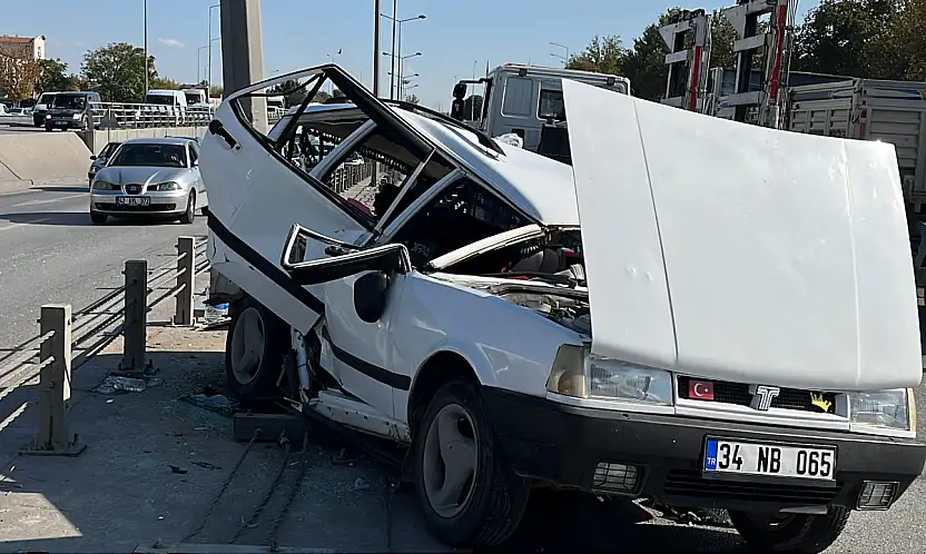Konya merkezde Tofaş marka otomobil refüje çarptı: 4 yaralı