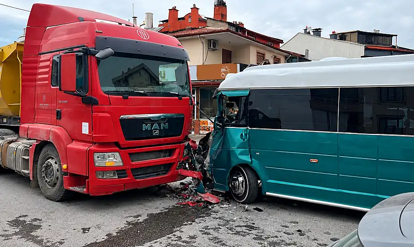 Konya merkezde yolcu minibüsü ile kamyon çarşıştı: Çok sayıda yaralı var