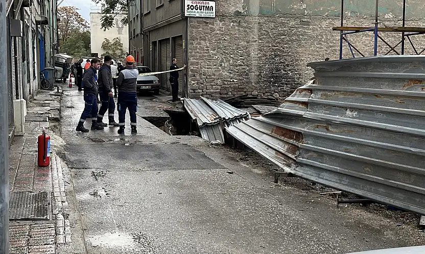 Konya merkezde zemin çöktü! Doğalgaz ve su boruları patladı